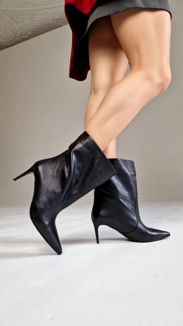 WOMEN'S ANKLE BOOTS MADE OF GENUINE LEATHER WITH LOW HEELS - Image 1