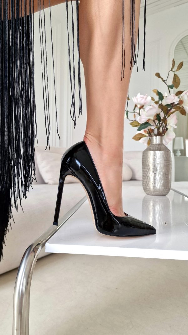 BLACK PATENT LEATHER SHOES WITH A DEEP CUT - Image 1