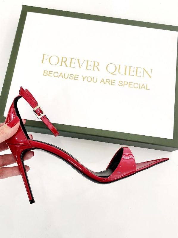 RED PATENT LEATHER LOW-HEEL SANDALS